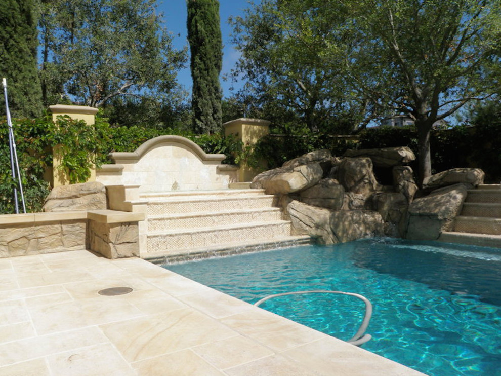 Foto de piscinas y jacuzzis elevados mediterráneos grandes rectangulares en patio trasero con suelo de baldosas
