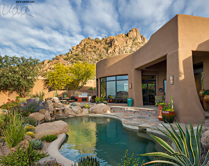 Idee per una piscina naturale american style personalizzata dietro casa con pavimentazioni in pietra naturale e fontane