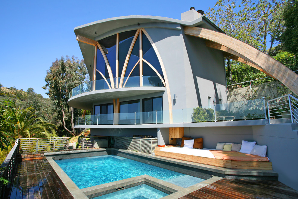 Cette image montre une piscine bohème rectangle avec une terrasse en bois.