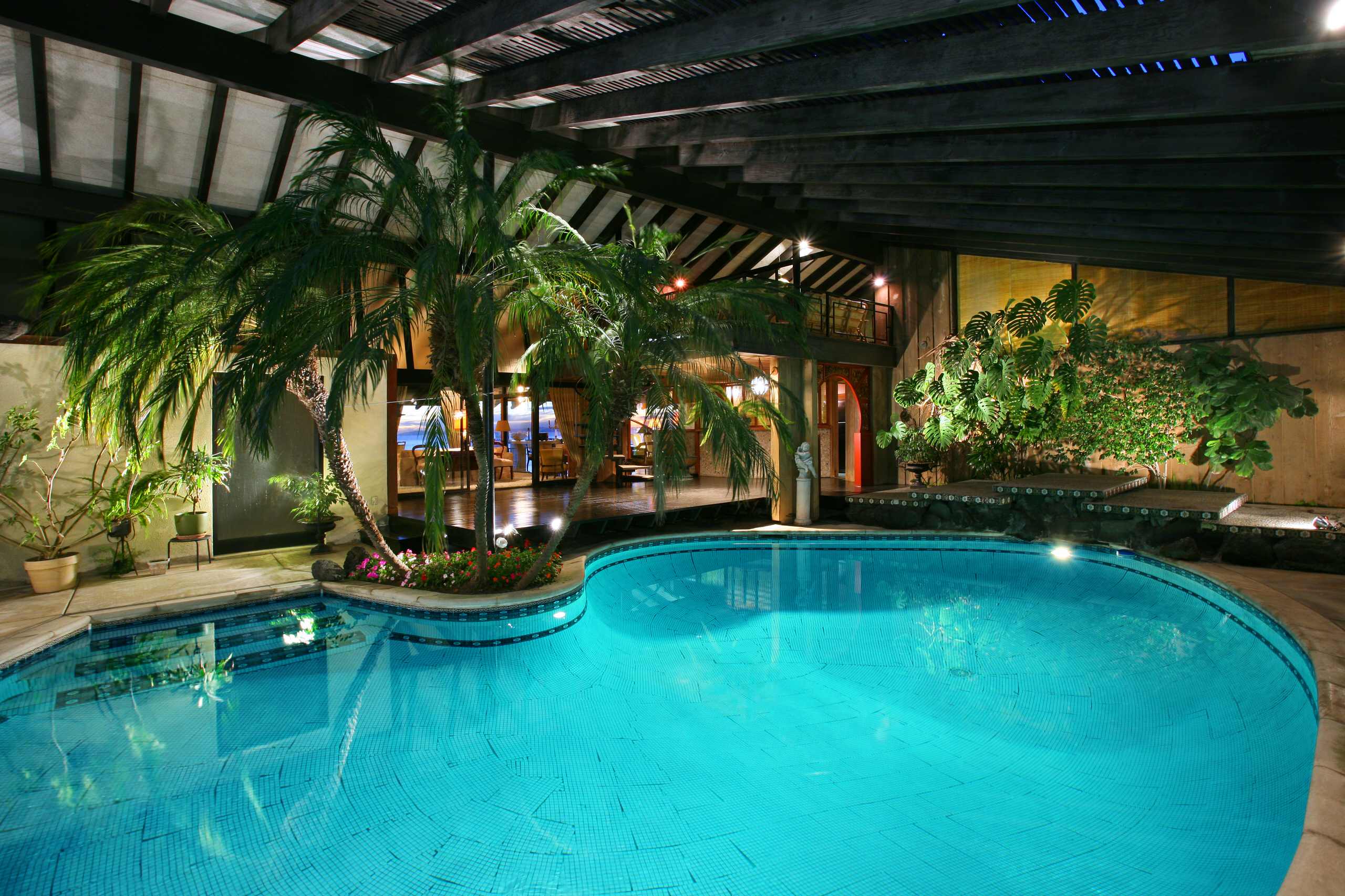 Садик с бассейном. Красивый бассейн. Зимний сад с бассейном. Красивый бассейн в доме. Бассейн в тропическом стиле.