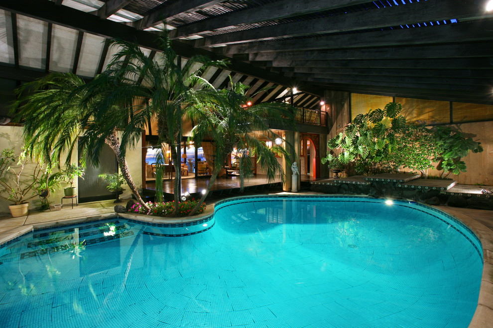 На фото: бассейн произвольной формы в доме в морском стиле