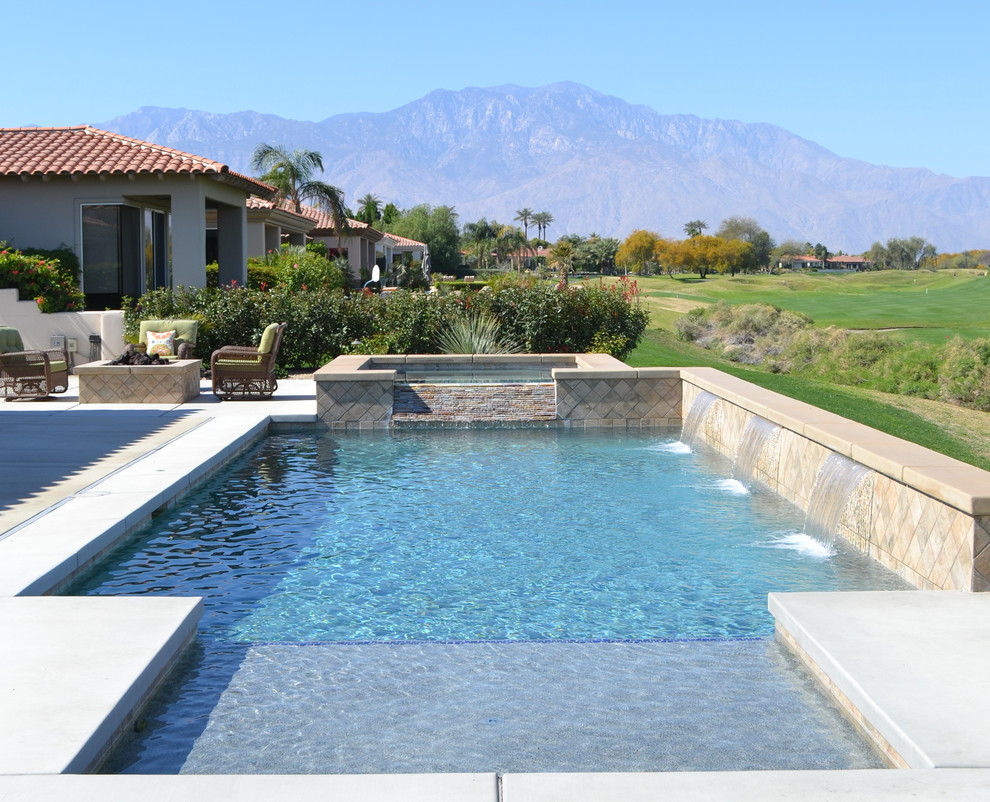 Diseño de piscinas y jacuzzis naturales exóticos grandes rectangulares en patio trasero con entablado
