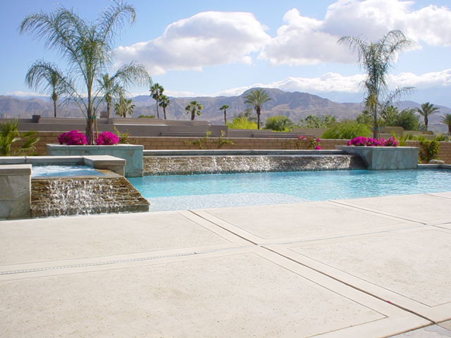 Imagen de piscinas y jacuzzis naturales minimalistas grandes rectangulares en patio trasero con entablado