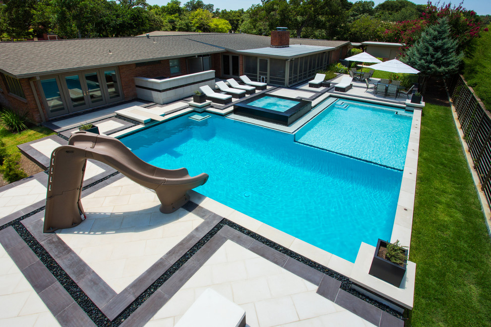 Ispirazione per una piscina naturale contemporanea rettangolare dietro casa con un acquascivolo