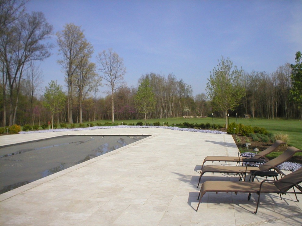 Idéer för att renovera en stor vintage pool, med naturstensplattor