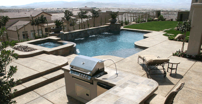 Modelo de piscina con fuente mediterránea grande a medida en patio trasero con adoquines de hormigón