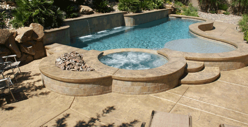 Modelo de piscina con fuente mediterránea grande en forma de L en patio trasero