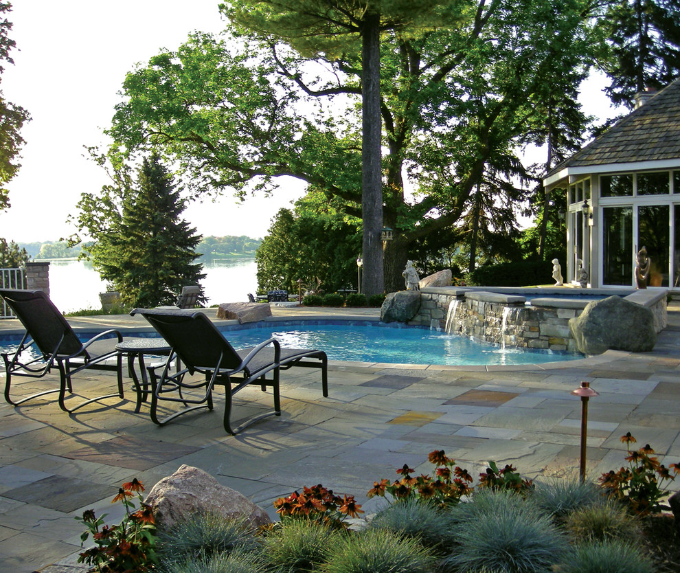 Mittelgroßer Mediterraner Pool hinter dem Haus in individueller Form mit Natursteinplatten in Minneapolis