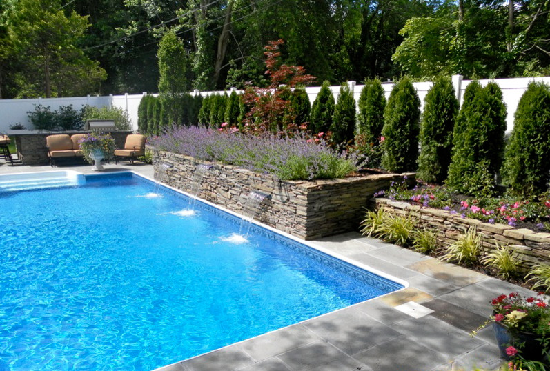 Источник вдохновения для домашнего уюта: прямоугольный бассейн среднего размера на заднем дворе в стиле модернизм с фонтаном и покрытием из каменной брусчатки