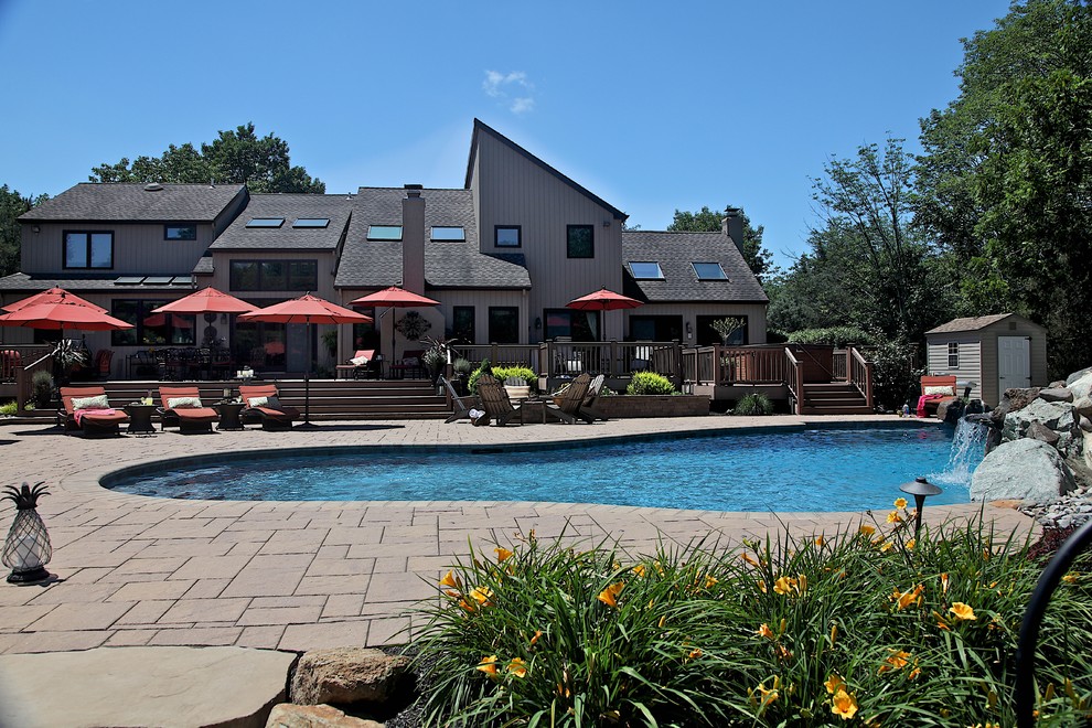 Idée de décoration pour une piscine tradition.
