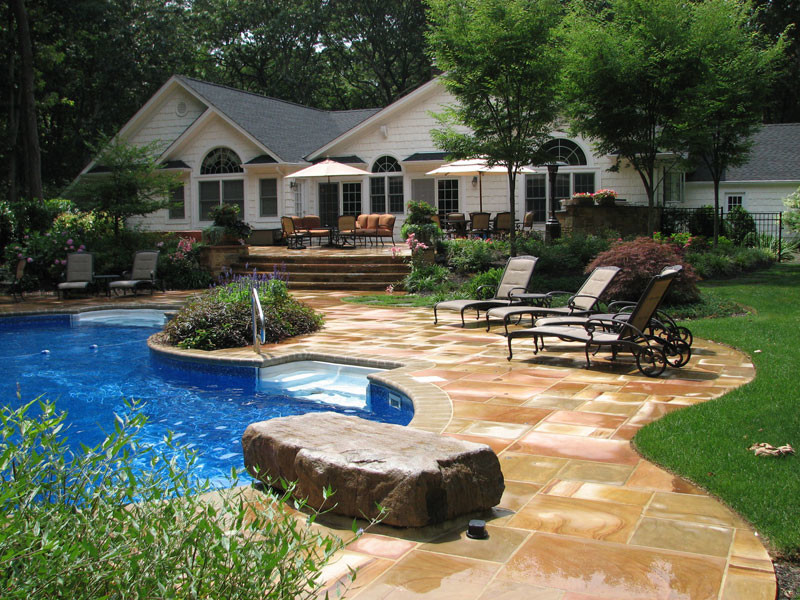 Modelo de piscina con fuente alargada moderna de tamaño medio a medida en patio trasero