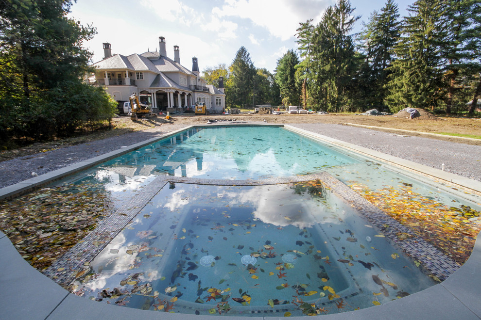Bild på en funkis pool, med naturstensplattor