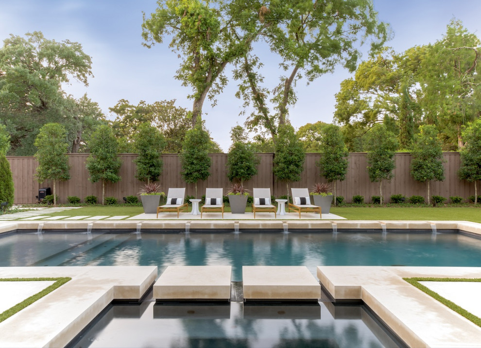 Пример оригинального дизайна: естественный, прямоугольный бассейн на заднем дворе в средиземноморском стиле с джакузи