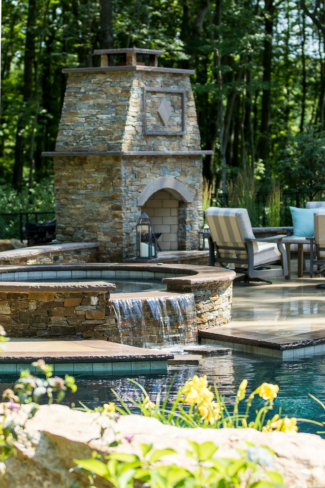 Modelo de piscina con fuente elevada clásica en patio trasero con adoquines de ladrillo
