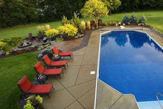 Foto di una piscina monocorsia tradizionale rettangolare di medie dimensioni e dietro casa con pavimentazioni in cemento