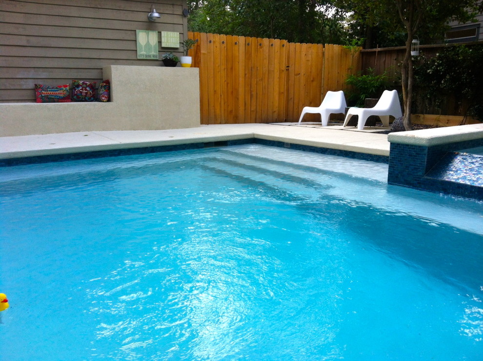 Trendy pool photo in Houston