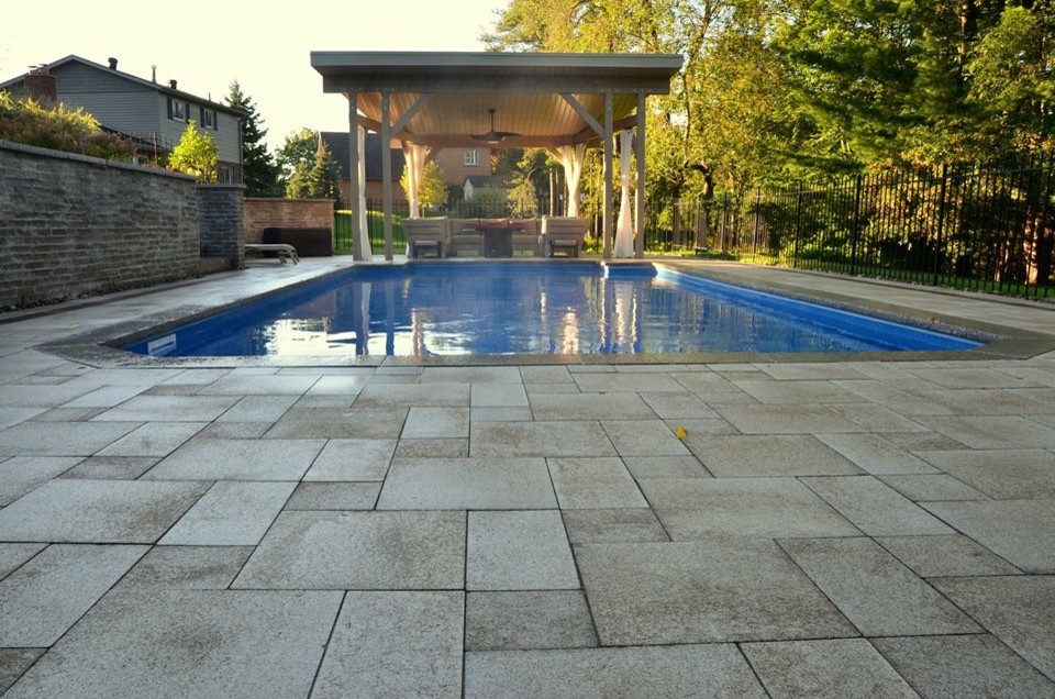 Aménagement d'un couloir de nage arrière classique de taille moyenne et rectangle avec des pavés en béton.