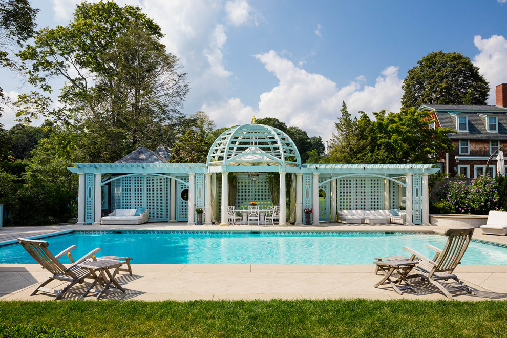 Immagine di una piscina monocorsia vittoriana rettangolare dietro casa con pavimentazioni in pietra naturale
