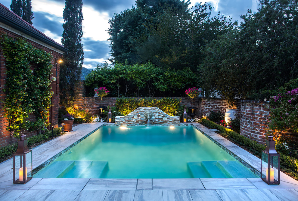 Стильный дизайн: маленький спортивный, прямоугольный бассейн на внутреннем дворе в стиле неоклассика (современная классика) с фонтаном и мощением тротуарной плиткой для на участке и в саду - последний тренд