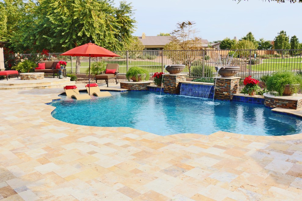 Esempio di una piscina naturale minimal personalizzata di medie dimensioni e dietro casa con pavimentazioni in pietra naturale e fontane