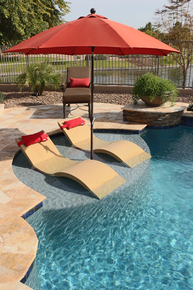 Immagine di una piscina naturale minimal personalizzata di medie dimensioni e dietro casa con pavimentazioni in pietra naturale e una vasca idromassaggio