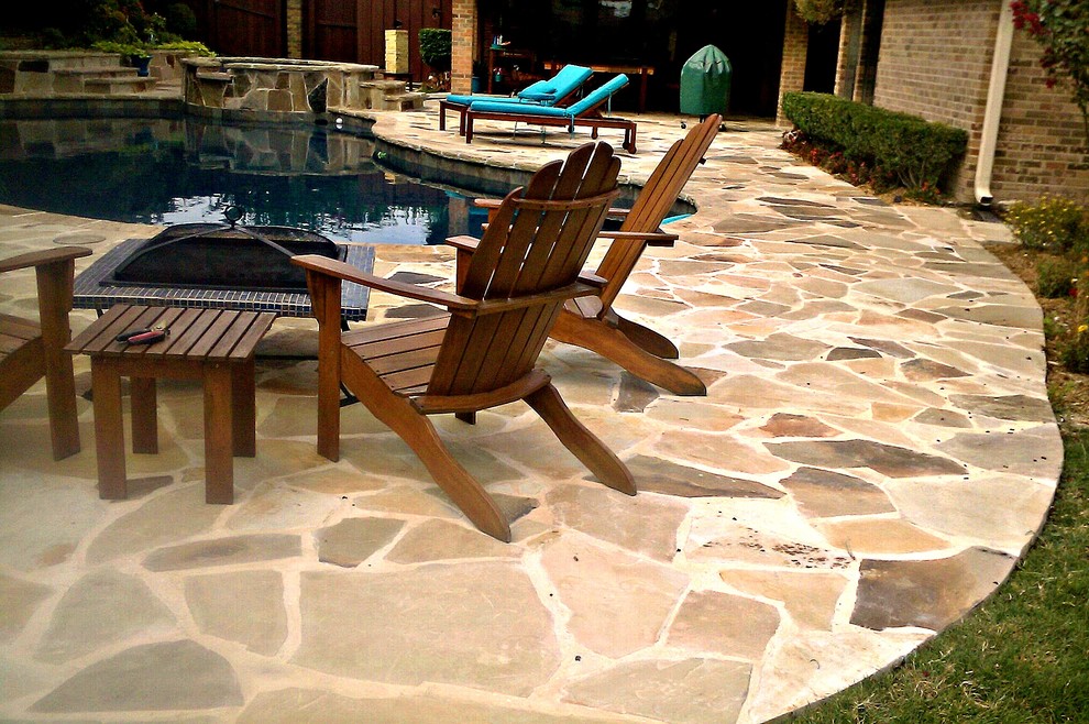 Foto de piscinas y jacuzzis naturales clásicos de tamaño medio tipo riñón en patio trasero con adoquines de piedra natural