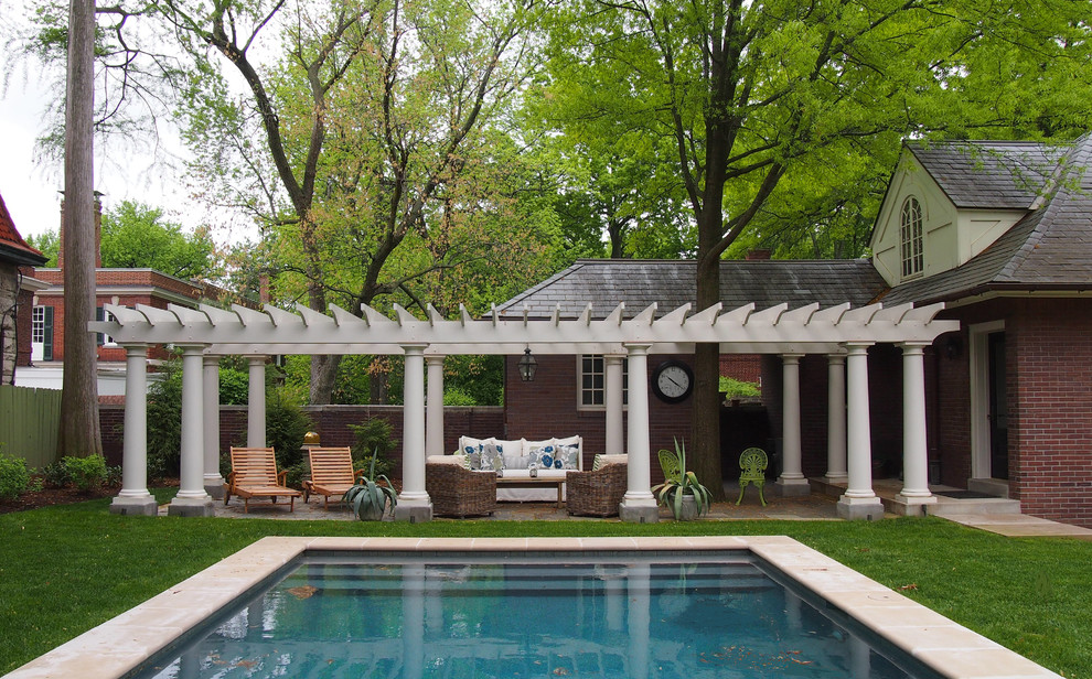 Foto di una grande piscina monocorsia classica rettangolare dietro casa con pavimentazioni in cemento