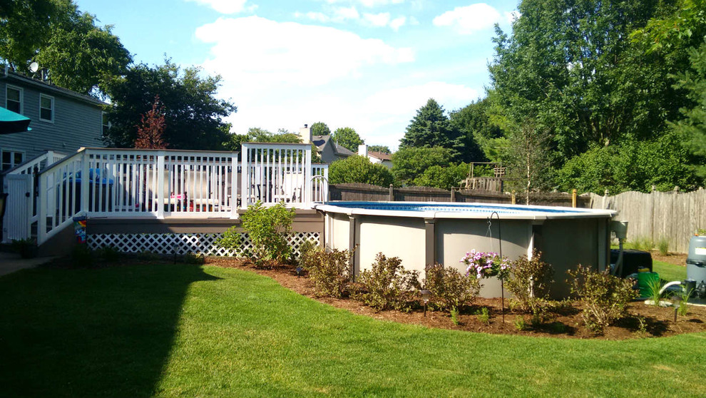 Diseño de piscina elevada clásica pequeña redondeada en patio trasero