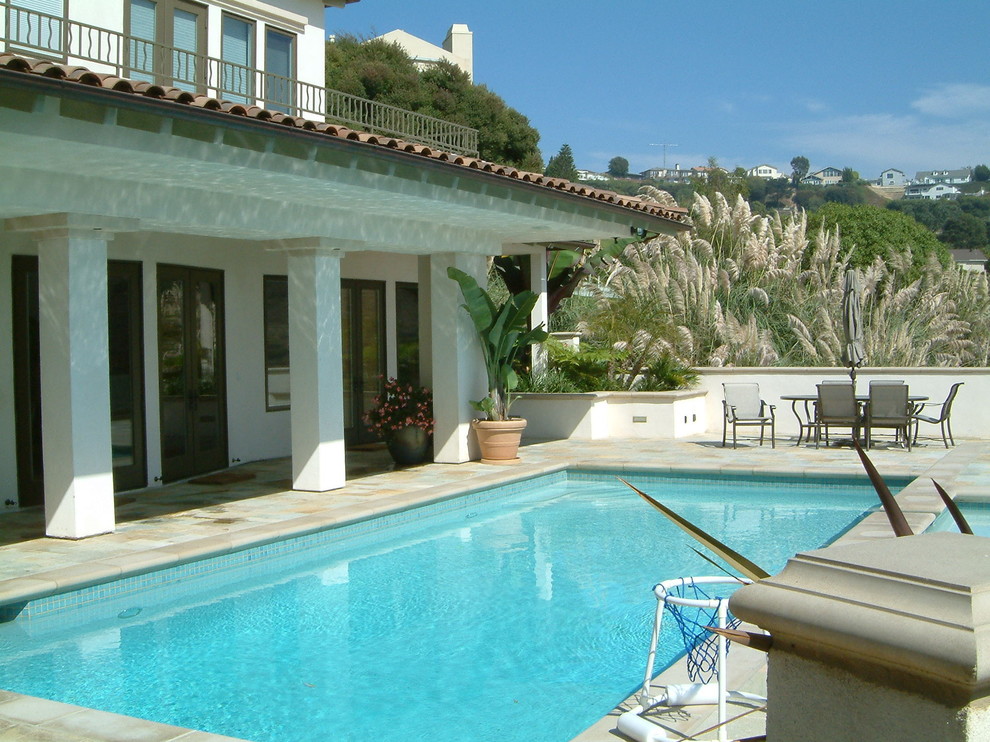 Свежая идея для дизайна: большой прямоугольный бассейн на заднем дворе в средиземноморском стиле с джакузи и покрытием из плитки - отличное фото интерьера