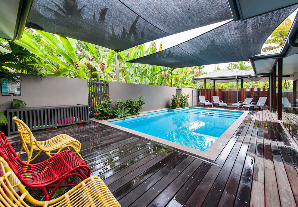 Inspiration pour une piscine ethnique de taille moyenne et rectangle avec une cour et une terrasse en bois.