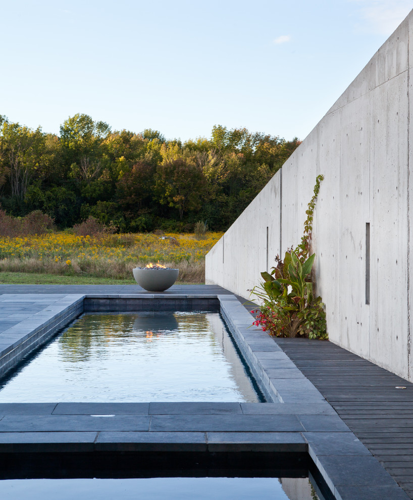 Imagen de piscinas y jacuzzis alargados modernos grandes rectangulares en patio lateral con adoquines de piedra natural