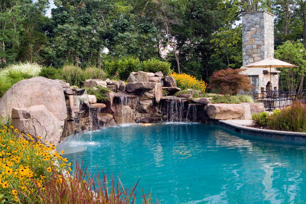 Exemple d'une piscine naturelle montagne avec un point d'eau.