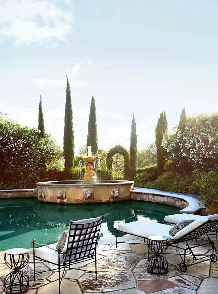 Diseño de piscina con fuente natural mediterránea a medida en patio trasero