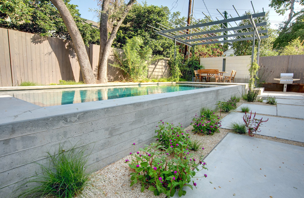 Идея дизайна: бассейн на заднем дворе в стиле модернизм