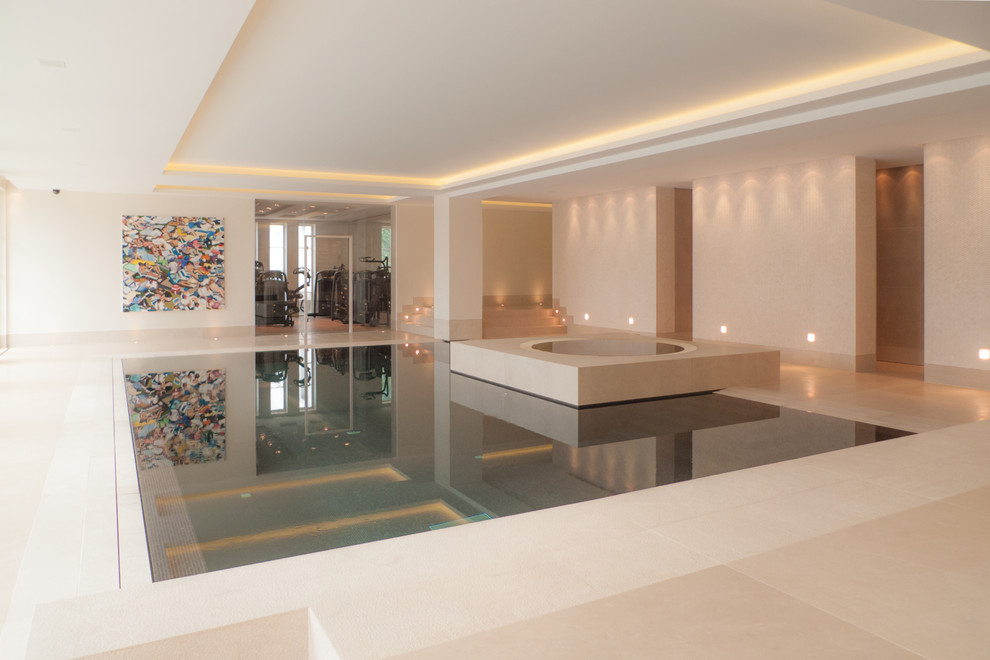 Exemple d'une piscine intérieure tendance de taille moyenne et sur mesure avec un bain bouillonnant et du carrelage.
