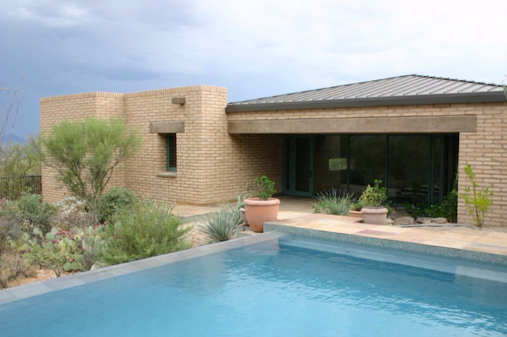 Идея дизайна: большой наземный, прямоугольный бассейн на заднем дворе в стиле модернизм с мощением тротуарной плиткой