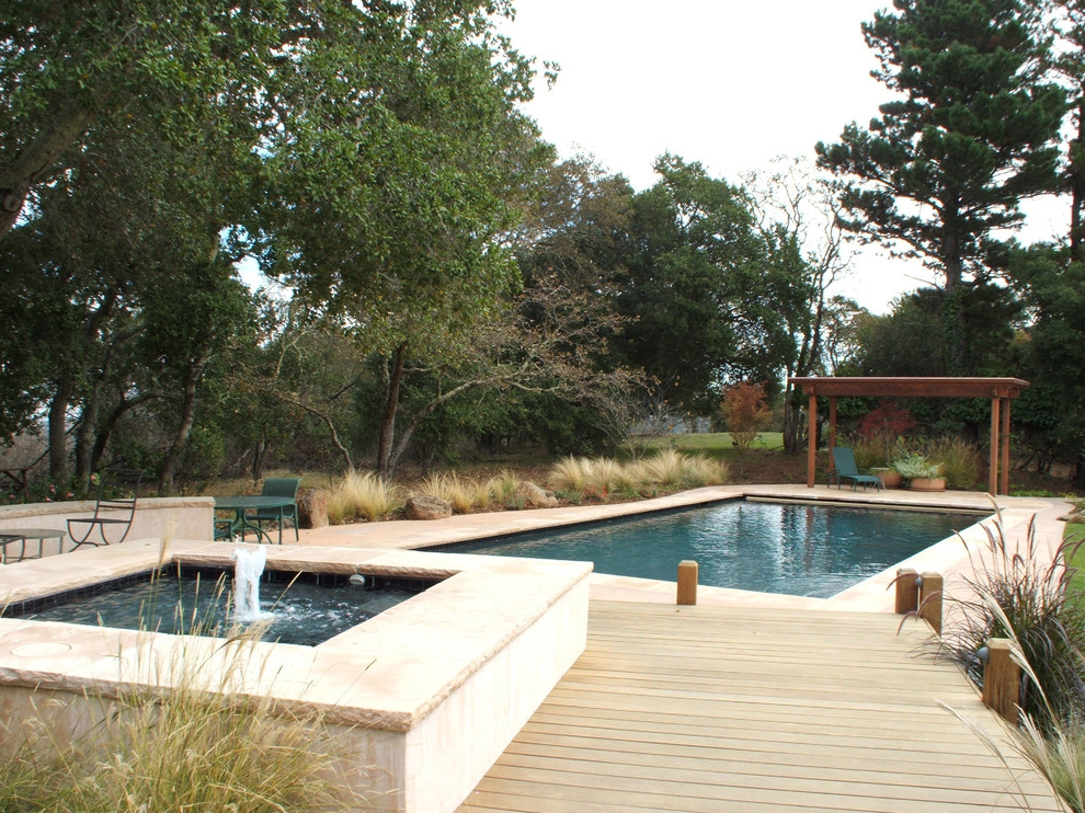 Imagen de piscina contemporánea con entablado