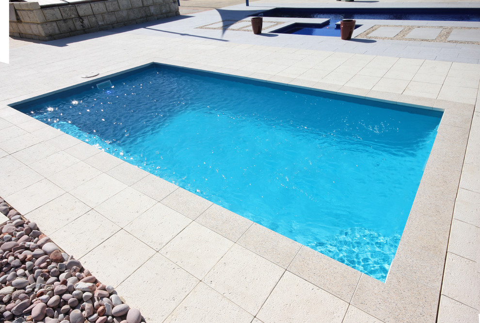 Diseño de piscina moderna pequeña rectangular en patio