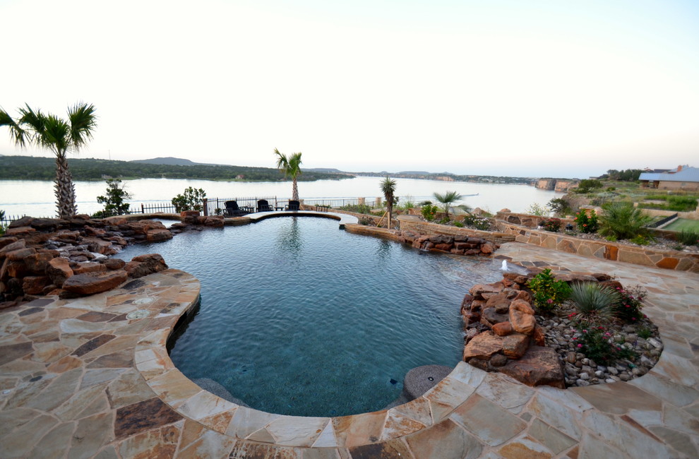 Großer Rustikaler Pool in individueller Form mit Natursteinplatten in Dallas