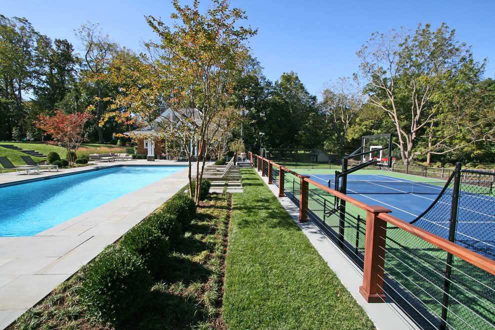 Idee per una grande piscina naturale classica rettangolare dietro casa con una dépendance a bordo piscina e pavimentazioni in cemento