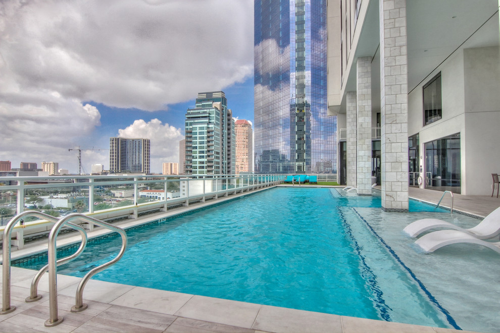Geräumiger Moderner Schwimmteich auf dem Dach in rechteckiger Form mit Dielen in Houston