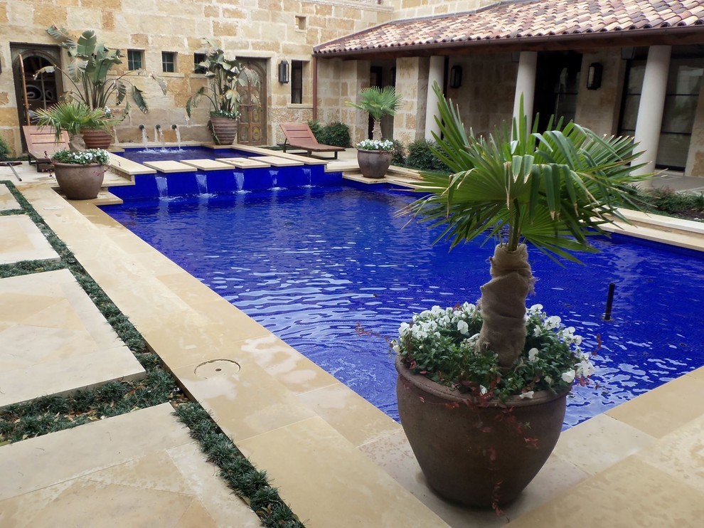Cette image montre une piscine méditerranéenne avec une cour.