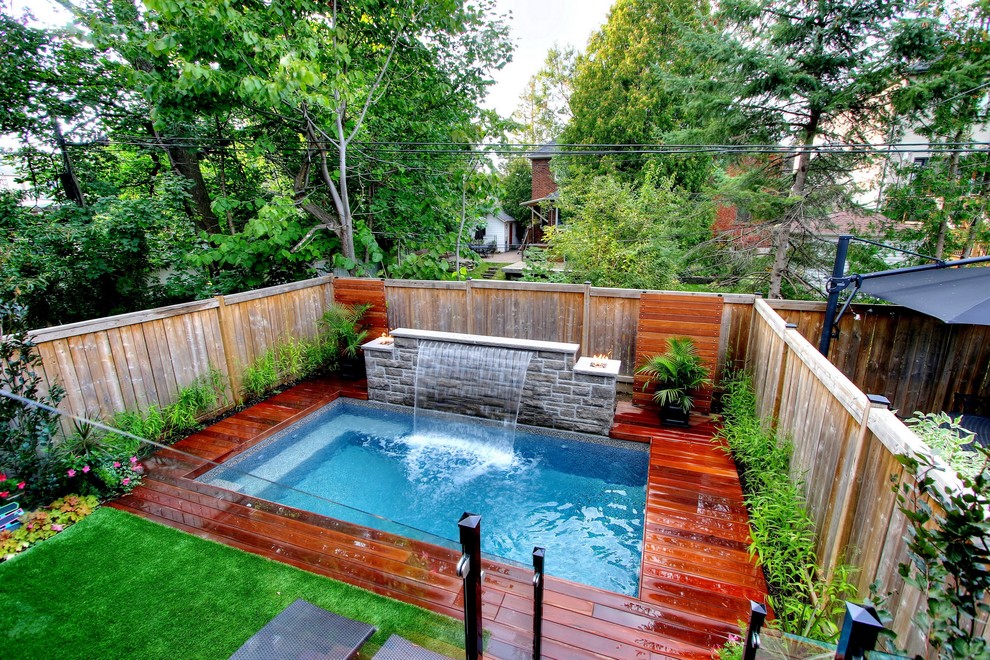Идея дизайна: маленький прямоугольный бассейн на заднем дворе в стиле неоклассика (современная классика) с фонтаном и настилом для на участке и в саду