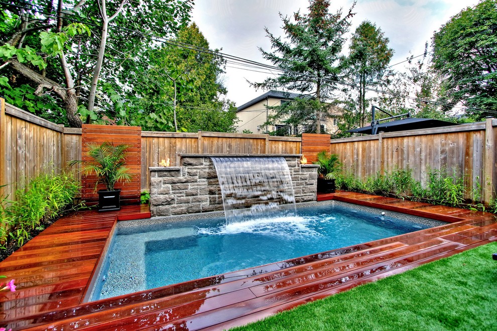 Пример оригинального дизайна: маленький прямоугольный бассейн на заднем дворе в стиле неоклассика (современная классика) с фонтаном и настилом для на участке и в саду
