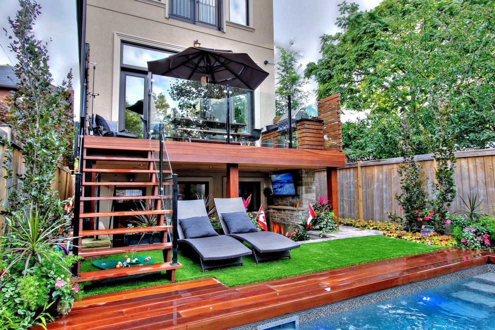 Inspiration pour une petite piscine arrière traditionnelle rectangle avec une terrasse en bois.