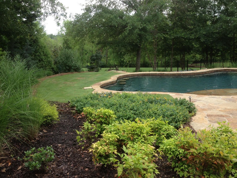 Geräumiger Klassischer Schwimmteich hinter dem Haus in individueller Form mit Wasserspiel und Natursteinplatten in Atlanta