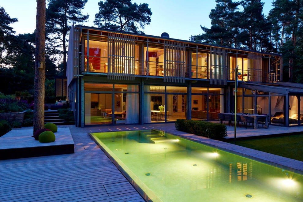 Foto di una piscina monocorsia design rettangolare dietro casa e di medie dimensioni con pedane