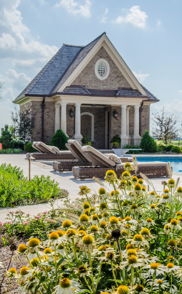 Foto de casa de la piscina y piscina alargada tradicional rectangular en patio trasero