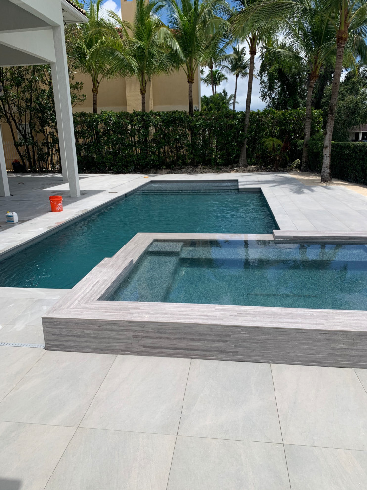 Esempio di una grande piscina minimalista