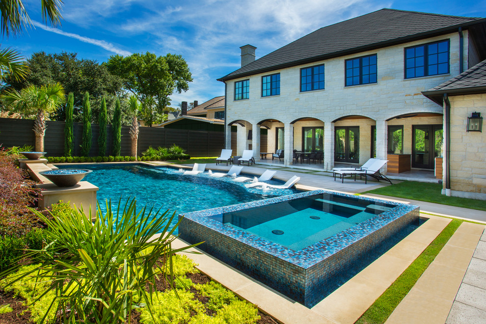 Großer Klassischer Pool hinter dem Haus in individueller Form mit Natursteinplatten in Dallas